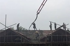 天拓重工28米搅拌泵车湖北斜屋顶现场浇筑施工